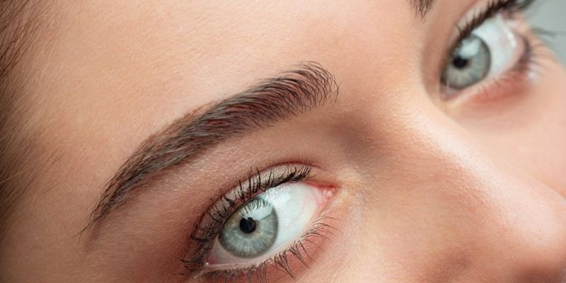 blicke_WEB_800.jpg Naheaufnahme eines Gesichts mit betonten Augenbrauen und strahlend blauen Augen.