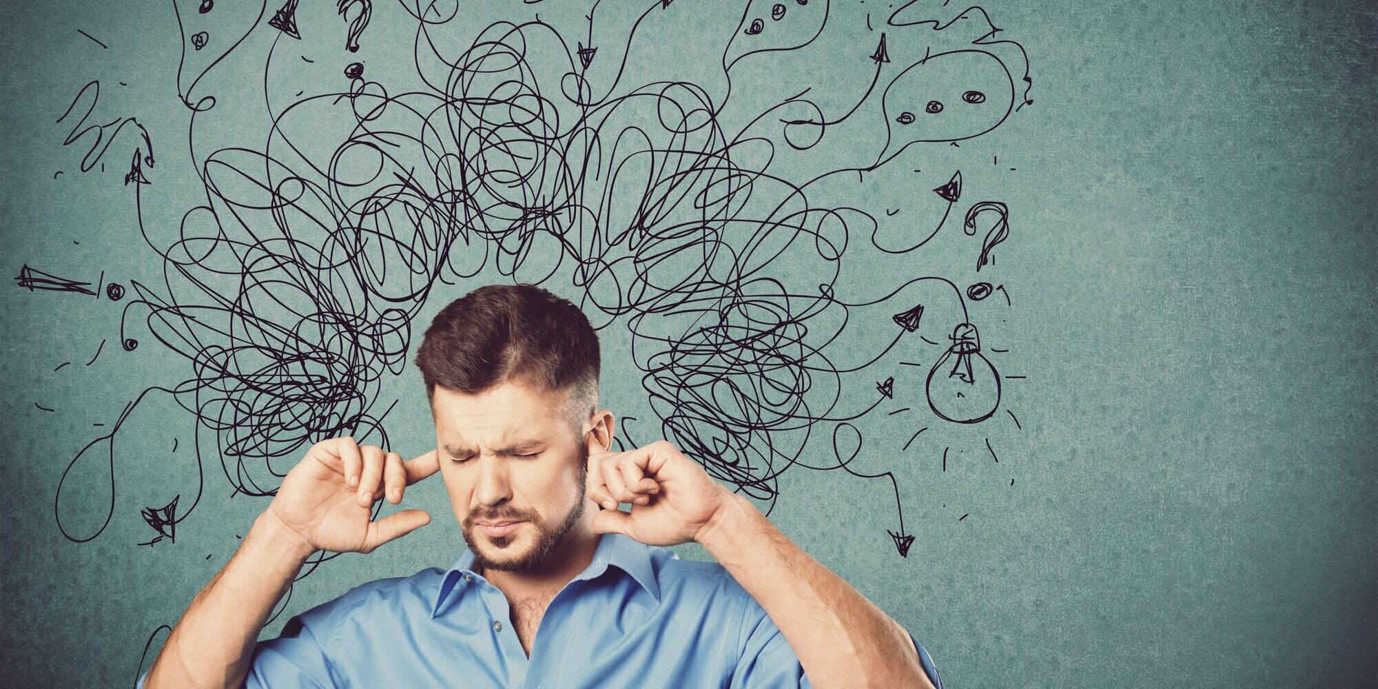 Hochsensibilitaet.jpg Ein Mann in einem blauen Hemd hält sich die Ohren zu, während verworrene Gedanken und Symbole über seinem Kopf schweben.