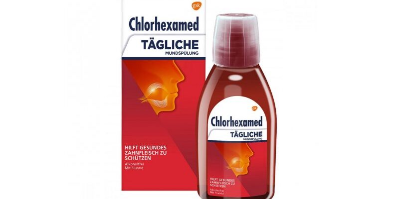 Chlorhexamed_tagliche_Mundspuelung.jpg Chlorhexamed tägliche Mundspülung in einer roten Flasche mit Kunststoffverschluss und Kartonverpackung im Hintergrund.