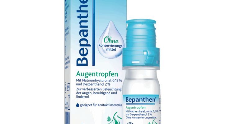 bpn-augentropfen_md_rgb_l_at__mkt__01_2021_10562.png Bepanthen Augentropfen in einer transparenten Flasche mit blauer Verschlusskappe und einer Verpackung in Blau und Weiß.